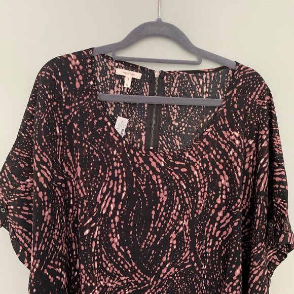 NEW Maurices short sleeve flowy lightweight back zipper detail pullover blouse - Picture 3 of 11